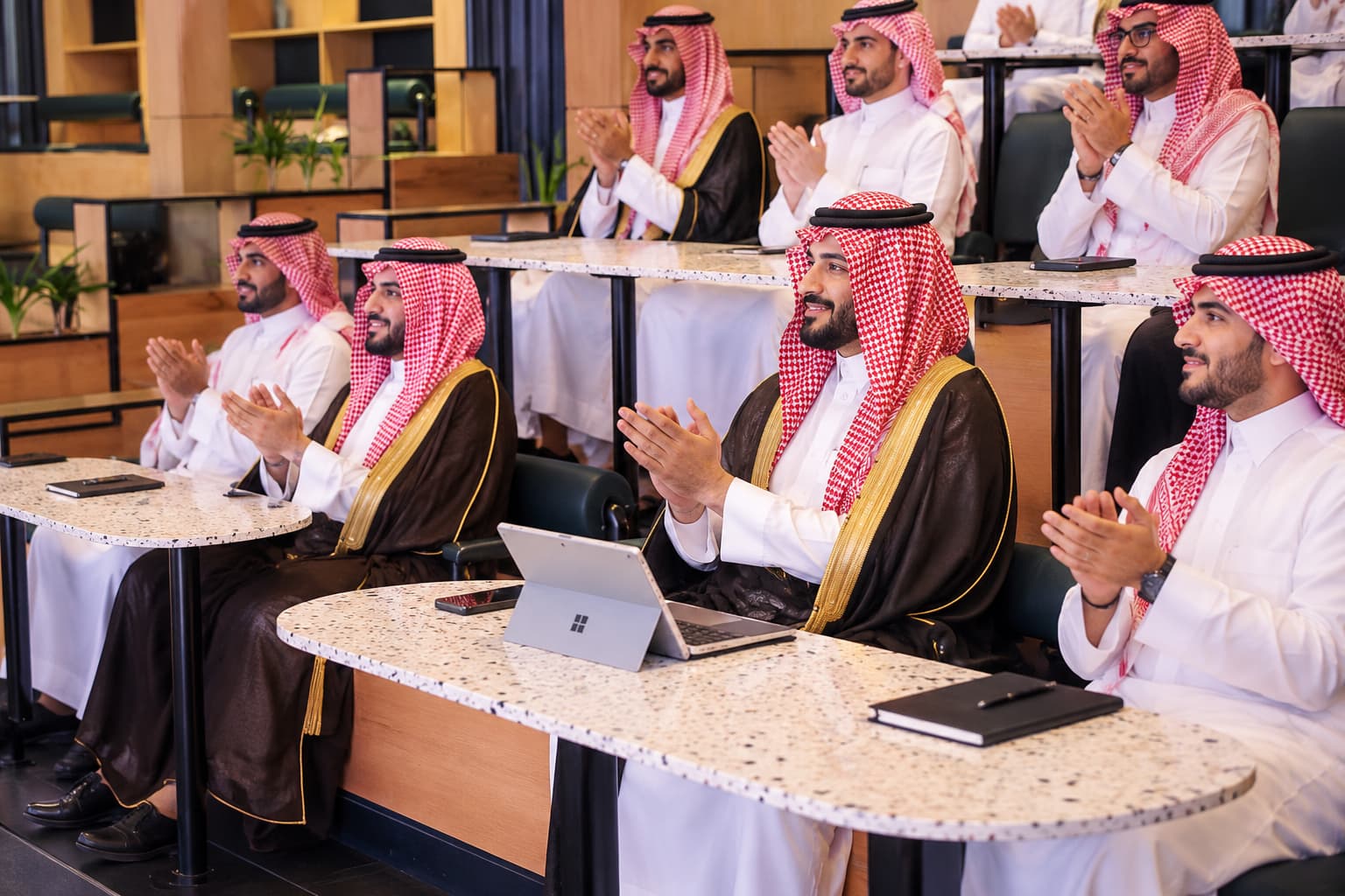 فريق العمل يصفق في حفل تكريم