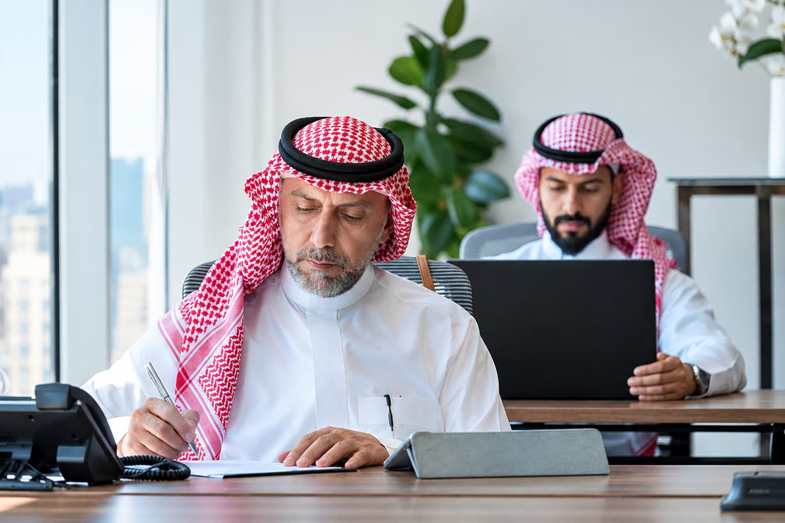 موظف يراجع ملفات التحصيل على مكتبه