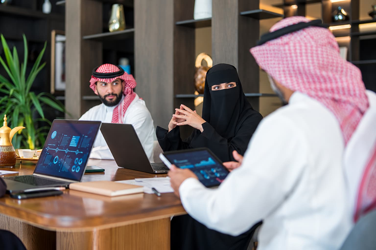 فريق يراجع بيانات التشغيل حول طاولة اجتماعات